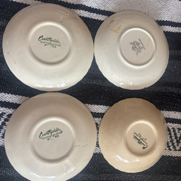 Set of Vintage Green and Cream Decorative Plates - Picture 3 of 10